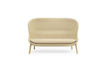 En moderne NORMANN COPENHAGEN - Hyg Sofa med glat, buet ryglæn og sæde, understøttet af fire træben, isoleret på en hvid baggrund.