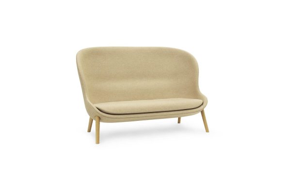 En moderne NORMANN COPENHAGEN - Hyg Sofa med glat, buet ryg og sæde, understøttet af fire træben, isoleret på en hvid baggrund.
