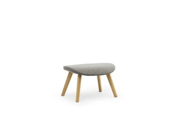 En minimalistisk design skammel med lyse træben og en grå pude, placeret på en hvid baggrund.