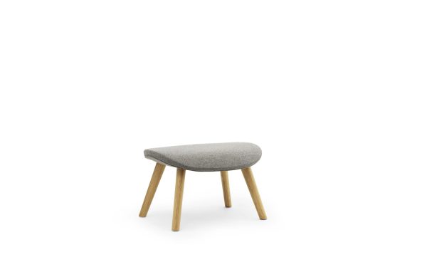 En minimalistisk design skammel med lyse træben og en grå pude, placeret på en hvid baggrund.