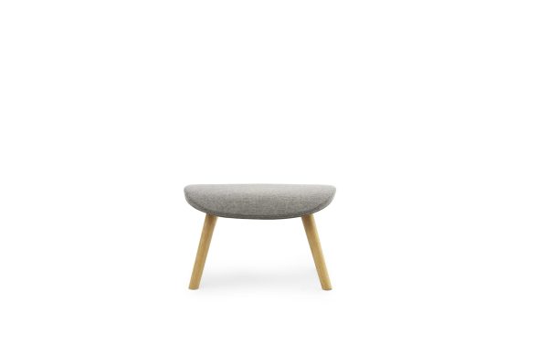 En minimalistisk moderne skammel med lyse træben og et afrundet gråt polstret sæde, perfekt til moderne interiørdesign, mod en almindelig hvid baggrund.
