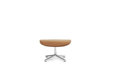 En moderne NORMANN COPENHAGEN - Hyg Swivel Fodskammel med en solbrun pude og en krom stjernebase, centreret mod en almindelig hvid baggrund.