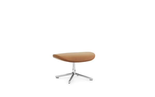 En moderne brun læder skammel med en krom base, isoleret på en hvid baggrund.
Produktnavn: NORMANN COPENHAGEN - Hyg Swivel Fodskammel