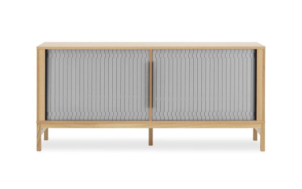 En moderne træskænk med et karakteristisk design, med to grå spalteskydedøre, forhøjet på slanke ben, isoleret på en hvid baggrund.