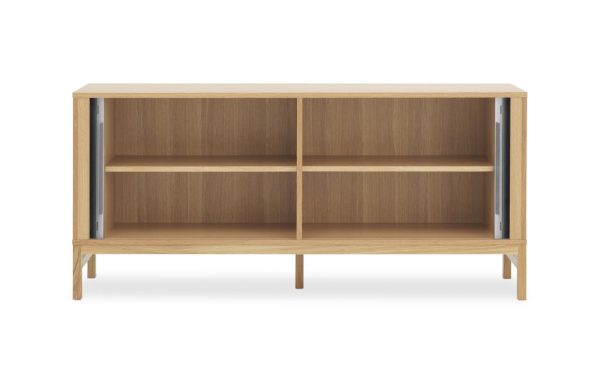 En moderne tv-stander i træ med to åbne rum og et minimalistisk design fra TomorrowsDesign, isoleret på en hvid baggrund.