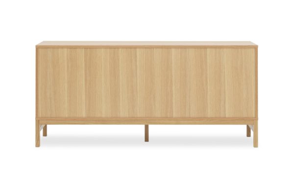 En moderne træskænk med lys egetræsfinish, med to skydelåger og stående på fire slanke ben, isoleret på en hvid baggrund. Ideel til at forbedre moderne interiør.