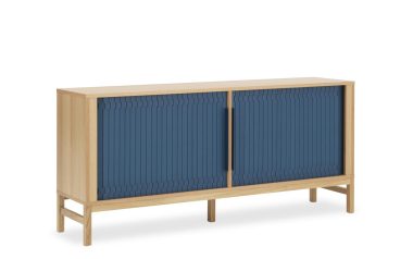 En moderne skænk med lys træramme og -ben, med to skydelåger med ribbet, mørkeblå overflade. Møblet fra TomorrowsDesign er isoleret på en hvid baggrund.