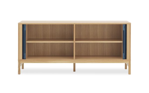 En moderne lav hylde i træ med fire rum og to lyseblå skydelåger i enderne, sat mod en almindelig hvid baggrund. Dette stykke er perfekt til dem, der er interesseret i interiørdesign.