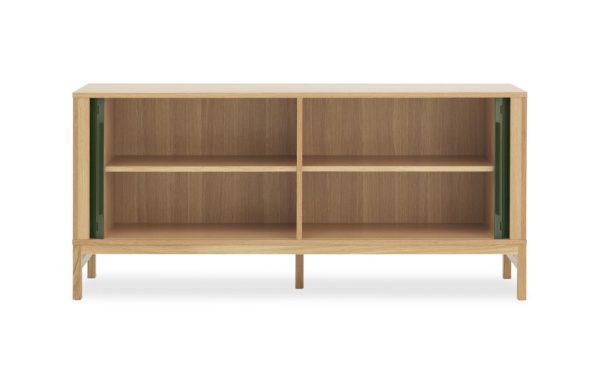 EN NORMANN COPENHAGEN Jalousi Skænk med fire rum, understøttet af lyse træben og med grønne accenter rundt om kanterne. Jalousi Skænk er sat på en almindelig hvid baggrund.
