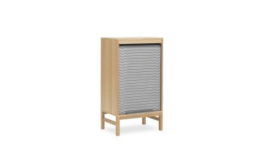 Et træskab med en oprullet hoveddør, understøttet af fire ben, isoleret på en hvid baggrund, perfekt til moderne interiørdesign.