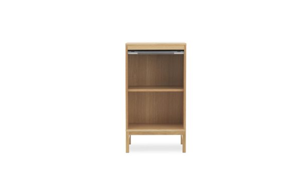 En TomorrowsDesign tom træreol med tre hylder og en enkelt glasskydedør på øverste hylde, isoleret på en hvid baggrund.