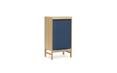Et højt træskab med en blå rulleskodder, stående mod en almindelig hvid baggrund. Skabet har en let træramme og står på fire ben i et elegant skandinavisk design.