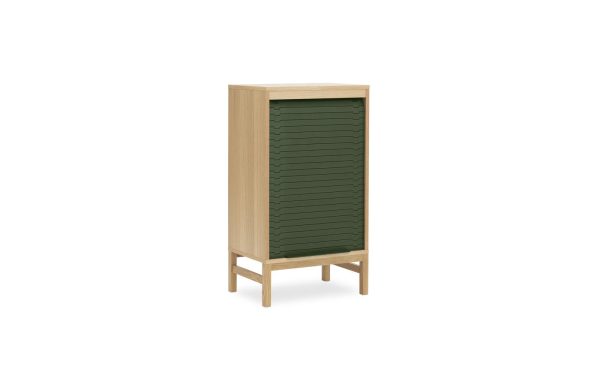 Et højt træskab med en enkelt grøn lukkedør, forhøjet på fire slanke ben, isoleret mod en almindelig hvid baggrund, med TomorrowsDesign.