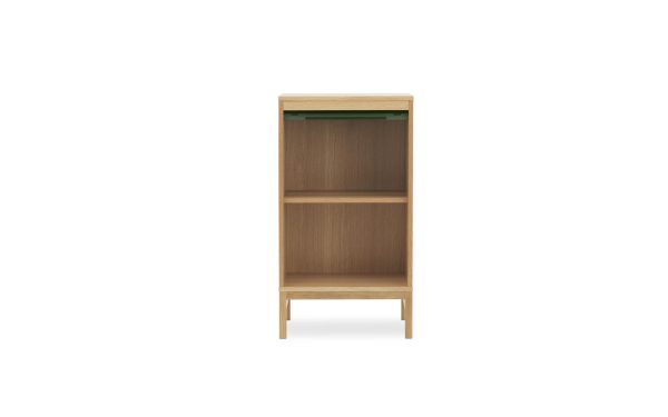 En bogreol i træ med to hylder og en lille grøn skuffe øverst, placeret mod en almindelig hvid baggrund fra TomorrowsDesign.