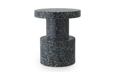 ET NORMANN COPENHAGEN - Bit Skammel sidebord med en plettet sort finish, med en flad cirkulær top og en robust cylindrisk base, isoleret på en hvid baggrund.