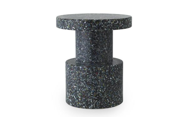 ET NORMANN COPENHAGEN - Bit Skammel sidebord med en plettet sort finish, med en flad cirkulær top og en robust cylindrisk base, isoleret på en hvid baggrund.