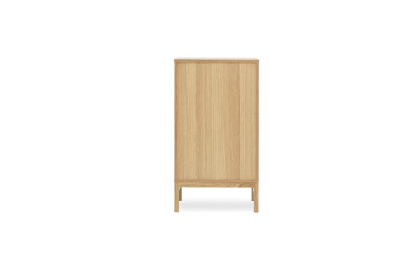 Et højt, smalt træskab med en enkelt låge, med et slankt design, stående på fire slanke ben mod en hvid baggrund.