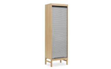 Et højt opbevaringsskab i træ med en rullende tambourdør, sat på slanke ben, med en designmøbler-stil, isoleret på en hvid baggrund.