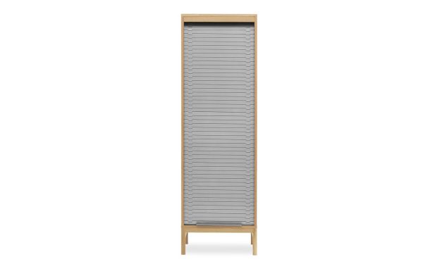 Et højt træskab med en lukket, grå rulleskodde, sat mod en almindelig hvid baggrund. Skabet står på korte, robuste ben og er et perfekt eksempel på TomorrowsDesign møbler.