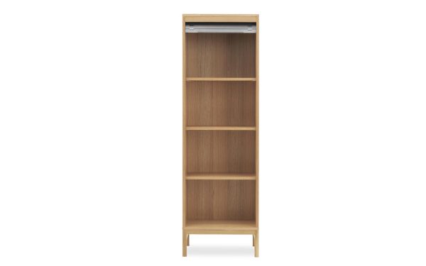 En bogreol i træ med fem hylder, stående mod en almindelig hvid baggrund. Bogreolen har en enkel, moderne designmøbler med flad top og let spredte ben.