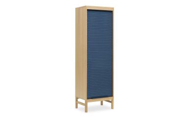 Et højt træskab med en blå rulledør med sprosser, stående på fire slanke ben, isoleret på en hvid baggrund. Dette stykke afspejler den innovative æstetik i TomorrowsDesign.