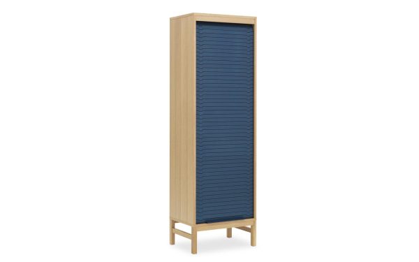 Et højt træskab med en blå rulledør med sprosser, stående på fire slanke ben, isoleret på en hvid baggrund. Dette stykke afspejler den innovative æstetik i TomorrowsDesign.
