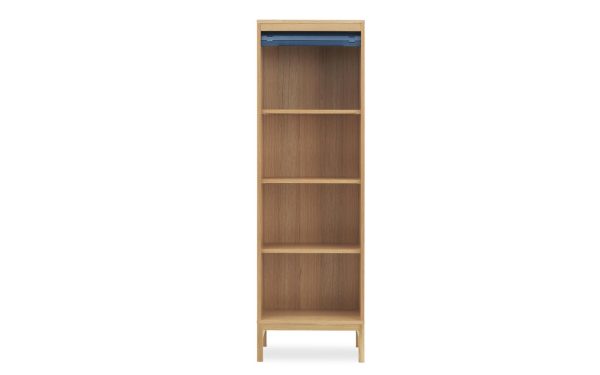 En høj bogreol i træ med fem hylder og en enkelt lukket skuffe øverst, med et slankt design, isoleret på en hvid baggrund.
