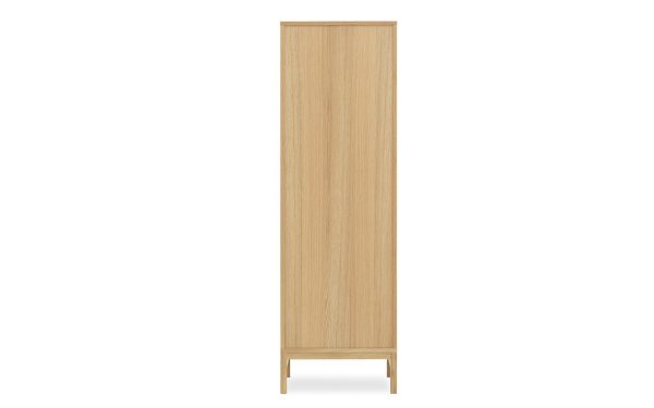 Et højt, smalt træskab med en enkelt låge, stående på fire slanke ben, mod en almindelig hvid baggrund. Skabet har en let naturlig træfinish og fremviser enkelt, men elegant design.