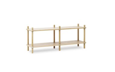 En minimalistisk designmøbler træreol med to lange hylder understøttet af fire lodrette stænger, isoleret mod en hvid baggrund.