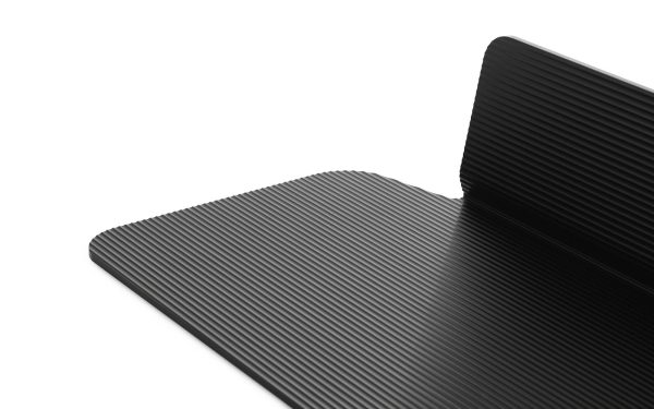 En sort NORMANN COPENHAGEN - Jet Hylde 80 med teksturerede kanter halvåbnet på en almindelig hvid overflade, set fra en sidevinkel, der understreger dets slanke design.