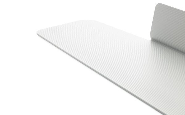 En delvist udrullet NORMANN COPENHAGEN - Jet Hylde 160 på en almindelig hvid baggrund, der viser dens strukturerede overflade med synlige linjer, der løber langs måtten.