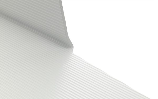 Et nærbillede af NORMANN COPENHAGEN - Jet Hylde 160, en hvid, ribbet overflade, der buer blidt, med lys, der skaber bløde skygger mellem kammene, hvilket giver et minimalistisk, abstrakt udseende.
