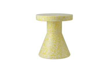 En cylindrisk gulplettet NORMANN COPENHAGEN - Bit Skammel-kegle med en bredere base og top, isoleret på en hvid baggrund.