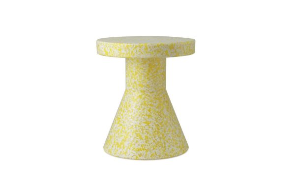 En cylindrisk gulplettet NORMANN COPENHAGEN - Bit Skammel-kegle med en bredere base og top, isoleret på en hvid baggrund.