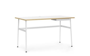 Et minimalistisk arbejdsbord med en hvid metalramme og en lys træplade, med en lille, centreret skuffe og en nederste hylde, designet af TomorrowsDesign, sat mod en almindelig hvid baggrund.