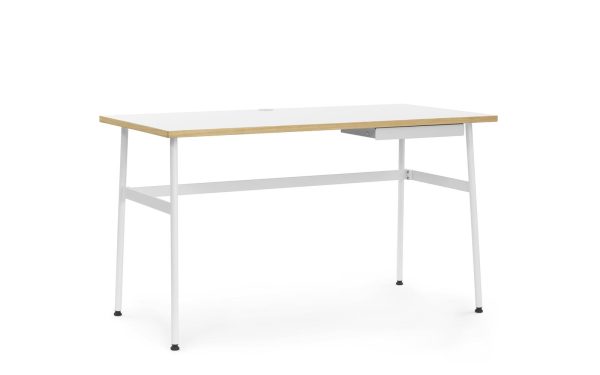 Et minimalistisk arbejdsbord med en hvid metalramme og en lys træplade, med en lille, centreret skuffe og en nederste hylde, designet af TomorrowsDesign, sat mod en almindelig hvid baggrund.