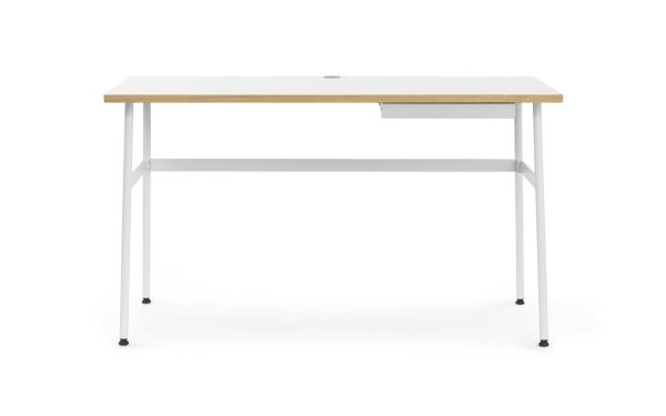 Et moderne, minimalistisk skrivebord fra TomorrowsDesign med en lys træplade, en centreret skuffe og hvide metalben på hvid baggrund.