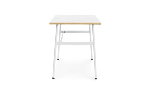 Et moderne stående skrivebord med en lys træplade og hvid metalramme, isoleret på en hvid baggrund. Skrivebordet har et minimalistisk design fra TomorrowsDesign og er udstyret med justerbare højdeindstillinger.