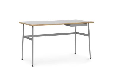 Et moderne kontorbord med en beige top og grå metalramme, med en lille skuffe på højre side og justerbare ben, sat mod en almindelig hvid baggrund. Dette stykke eksemplificerer moderne designmøbler-æstetik.