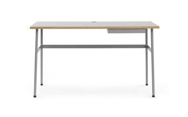 Et moderne skrivebord med en lys træplade og en enkelt grå skuffe, understøttet af en robust stålramme med fire ben, inkarnerer essensen af TomorrowsDesign. Baggrunden er helt hvid, hvilket fremhæver designets enkelhed.
