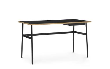 Et minimalistisk computerbord i sort og træ med en udvidet, udtrækbar tastaturbakke og en nederste hylde, med TomorrowsDesign, isoleret på en hvid baggrund.