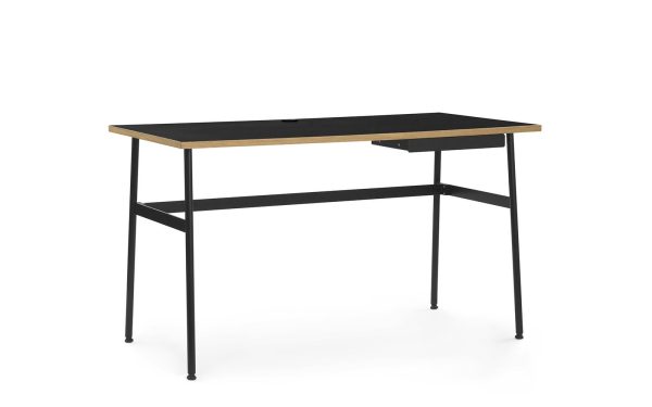 Et minimalistisk computerbord i sort og træ med en udvidet, udtrækbar tastaturbakke og en nederste hylde, med TomorrowsDesign, isoleret på en hvid baggrund.