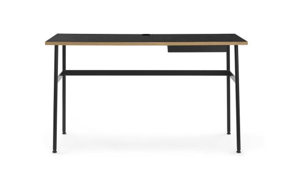 Et moderne sort kontorbord med et pænt, minimalistisk TomorrowsDesign, med en slank skuffe og kabelstyringsåbning på toppen. Skrivebordet står på fire lige metalben.