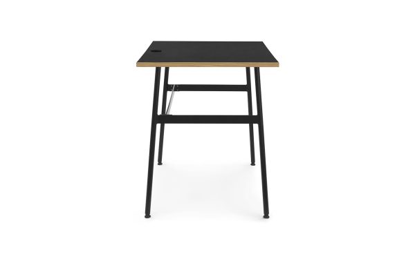 Et moderne sort skrivebord med en enkelt skuffe, med et slankt, minimalistisk design af TomorrowsDesign. Skrivebordet har en flad top understøttet af fire lige metalben, isoleret på en hvid baggrund.