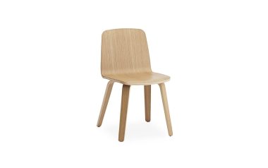 En enkel træstol med buet ryglæn og fire ben, placeret mod en hvid baggrund, repræsenterer tidløst design.