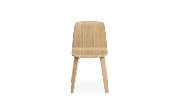 En enkel træstol med høj, lige ryg og tre cylindriske ben, isoleret på en hvid baggrund, eksemplificerer minimalistisk design.