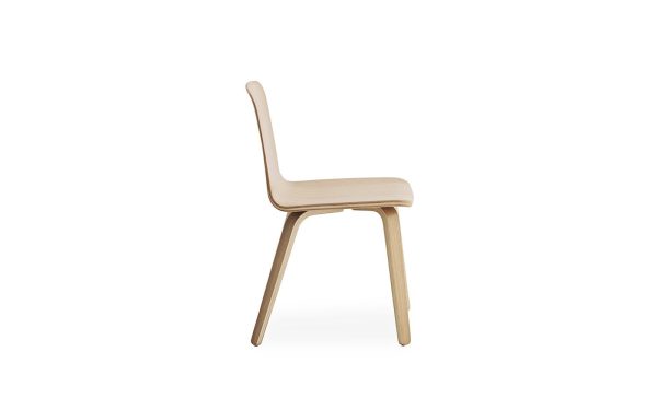 En minimalistisk træstol med en glat, let finish, med et elegant design i det buede ryglæn og slanke ben, isoleret mod en almindelig hvid baggrund.