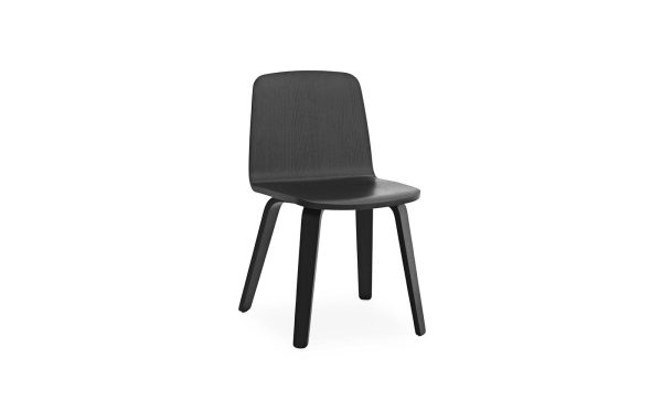 En moderne sort stol med et strømlinet design, med buet ryglæn og fire slanke, lige ben. Stolen står isoleret på en almindelig hvid baggrund, som indbefatter essensen af TomorrowsDesign.