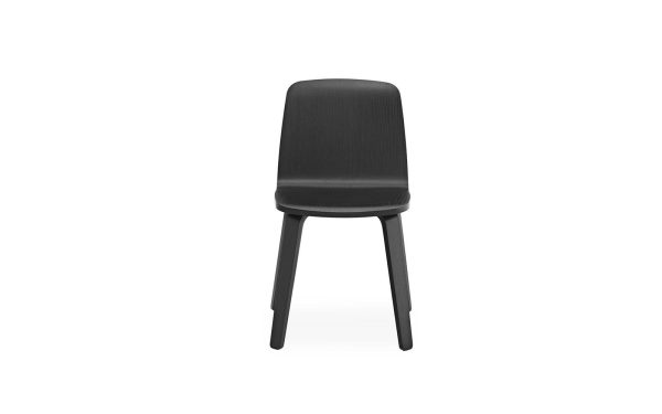 En moderne stol med et enkelt design, med sort polstret sæde og ryglæn, understøttet af fire sorte træben. Dette stykke er en del af TomorrowsDesign-kollektionen og vises på en almindelig hvid baggrund.