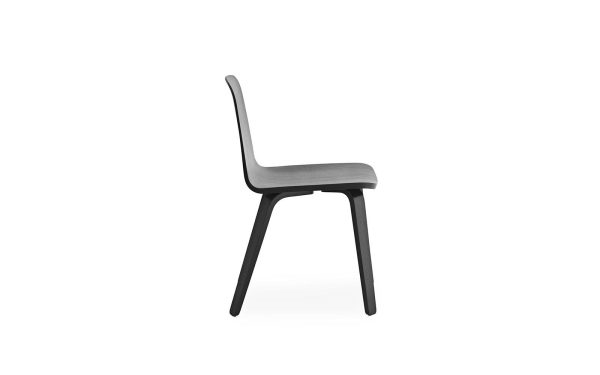 En moderne stol med et buet, lysegråt sæde og sorte ben, med et slankt design, isoleret på en hvid baggrund.